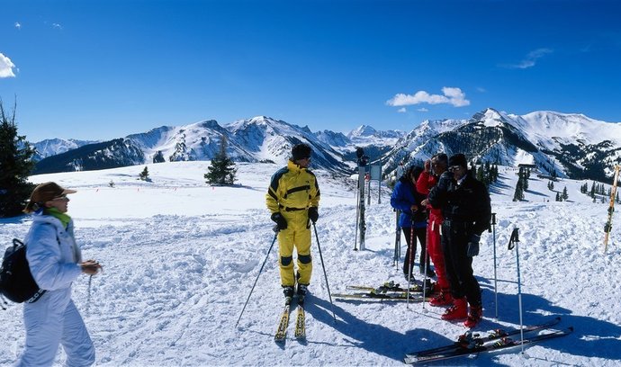 Lyžařské středisko v Aspenu (Colorado) patří bezesporu k jedněm z nejvyhlášenějších v Severní Americe. Jezdí sem slavné celebrity jako Goldie Hawn, Michael Douglas, Jack Nicholson či Charlie Sheen a středisko má tak pověst snobské oblasti a odpovídají tomu i vyšší ceny. Celkem je tu na 510 km sjezdovek a lyžaři si chválí zejména ty dlouhé středně obtížné.