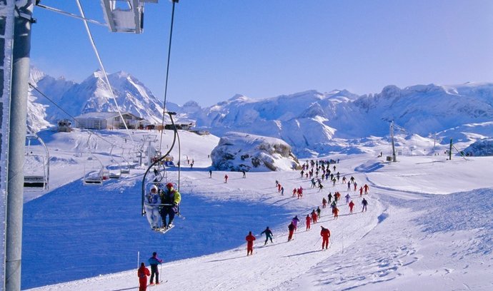 Mezi nejvyhlášenější luxusní střediska patří i francouzské Val-d’Isère. Lyžaře včetně mnohých celebrit sem láká osobitý šarm místa, kvalitní sníh, celoroční lyžování na ledovci, maximální vybavenost a na 300 kilometrů sjezdovek obsluhovaných moderními lanovkami. Val-d’Isère ocení především zdatní lyžaři a sportovně založené rodiny.