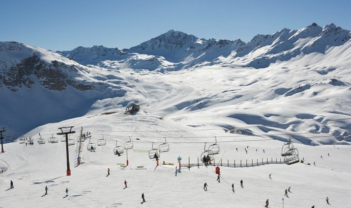 Mezi nejvyhlášenější luxusní střediska patří i francouzské Val-d’Isère. Lyžaře včetně mnohých celebrit sem láká osobitý šarm místa, kvalitní sníh, celoroční lyžování na ledovci, maximální vybavenost a na 300 kilometrů sjezdovek obsluhovaných moderními lanovkami. Val-d’Isère ocení především zdatní lyžaři a sportovně založené rodiny.