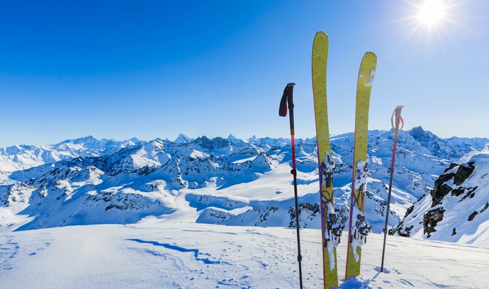 Švýcarský Verbier platí za lyžařský ráj milionářů i obyčejných lidí. Jedno z nejluxusnějších středisek světa si oblíbil třeba i britský princ William. Na návštěvníky tu čekají upravené sjezdovky pro všechny kategorie lyžařů a rovněž milovníci freeridu si tu přijdou na své. Jako bonus si tu užijete více než 250 slunečních dní v roce a nádherná panoramata.