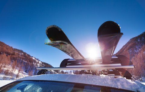 Jak v autě převážet lyže a snowboard: Hlavně bezpečně