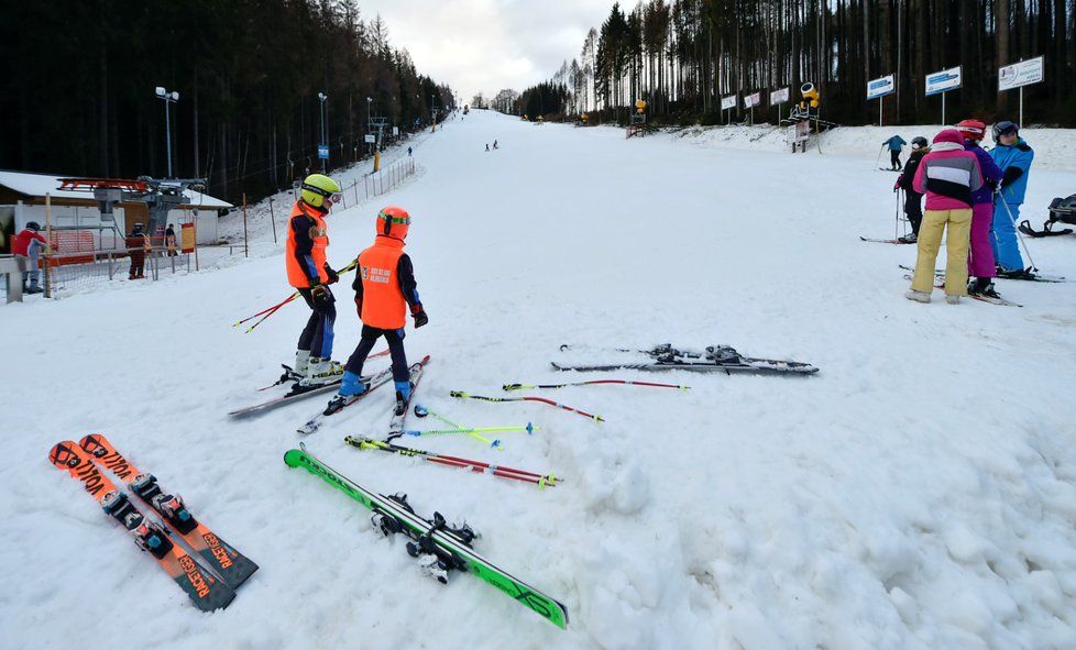 I navzdory nepříznivému počasí o víkendu v Krkonoších lyžovaly stovky lidí.