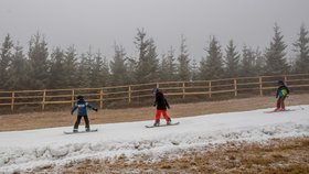 I navzdory nepříznivému počasí o víkendu v Krkonoších lyžovaly stovky lidí.