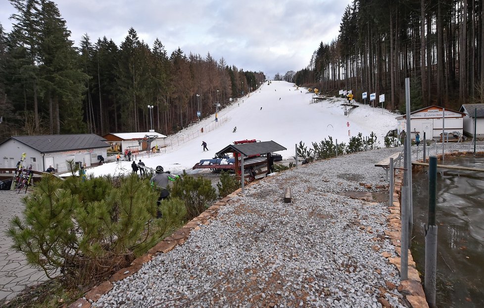 Po ránu se na silnicích může tvořit ledovka, řidiči by tak měli dávat pozor