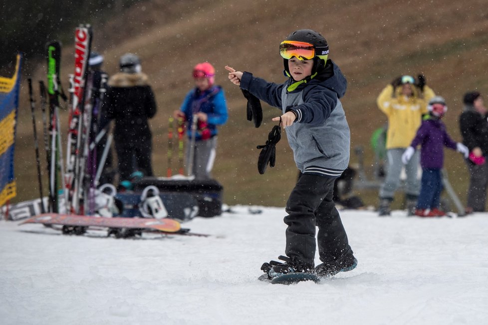I navzdory nepříznivému počasí o víkendu v Krkonoších lyžovaly stovky lidí.