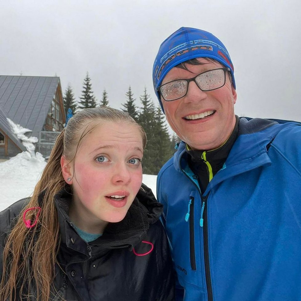 Kupka s dcerou na lyžích.