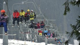 Lyžaři se vydali do skiareálu Bublava na Kraslicku, kde znovu zprovoznili lanovku po podzimní vichřici