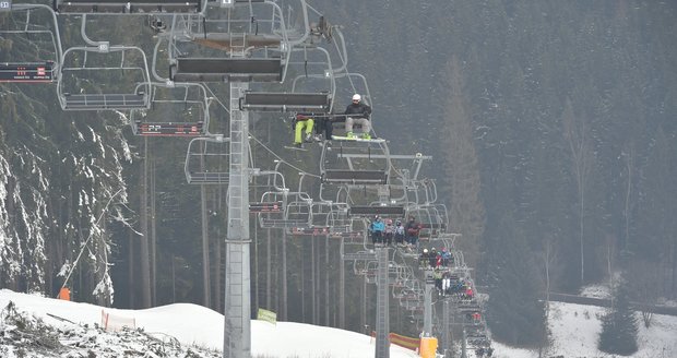 Lyžaři se vydali do skiareálu Bublava na Kraslicku, kde znovu zprovoznili lanovku po podzimní vichřici