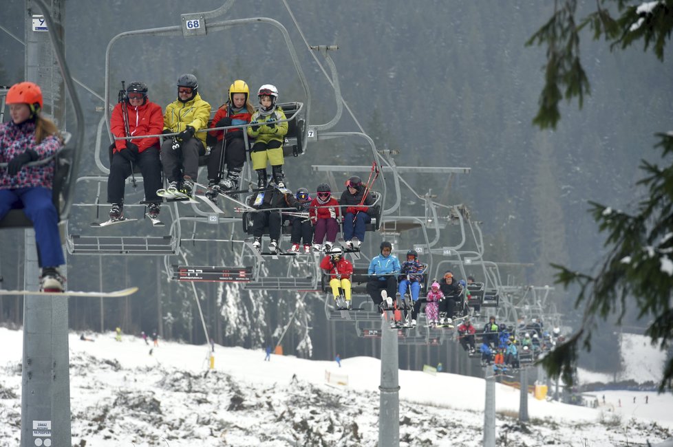 Lyžaři se vydali do skiareálu Bublava na Kraslicku, kde znovu zprovoznili lanovku po podzimní vichřici