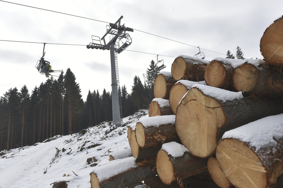 Lyžaři se vydali do skiareálu Bublava na Kraslicku, kde znovu zprovoznili lanovku po podzimní vichřici