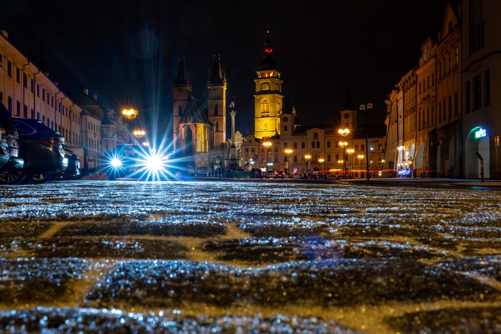 Ledovka na Velkém náměstí v Hradci Králové. (17. 1. 2023)