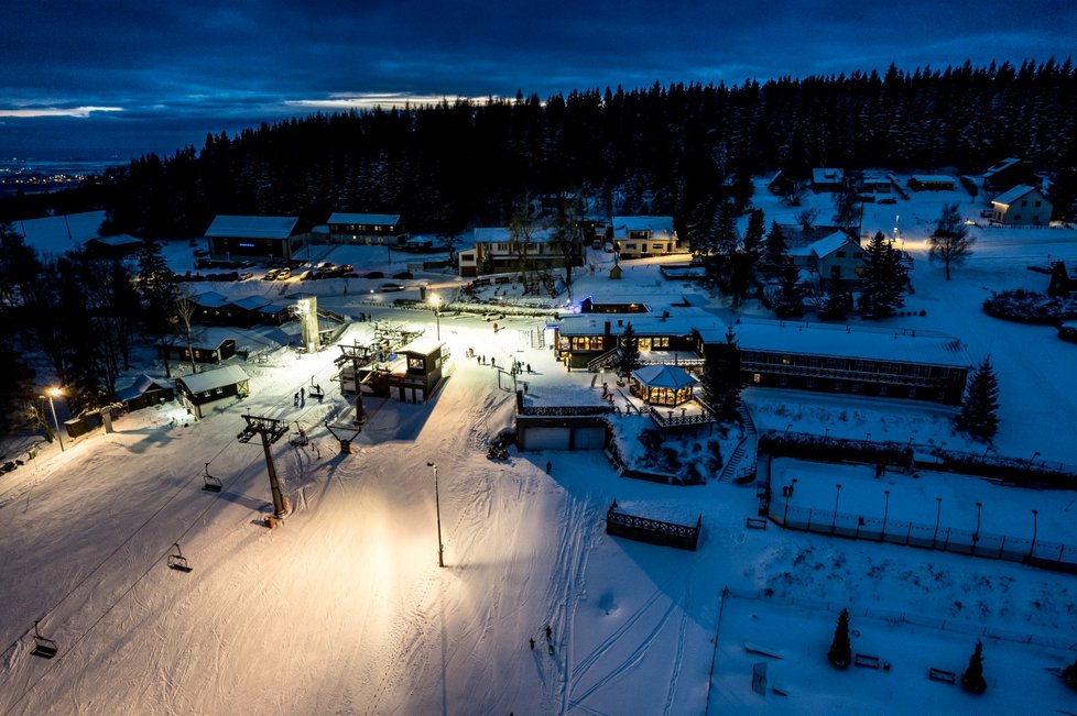 Lyžaři využívají možnost nočního lyžování v areálu na Klínech. (16. 1. 2023)