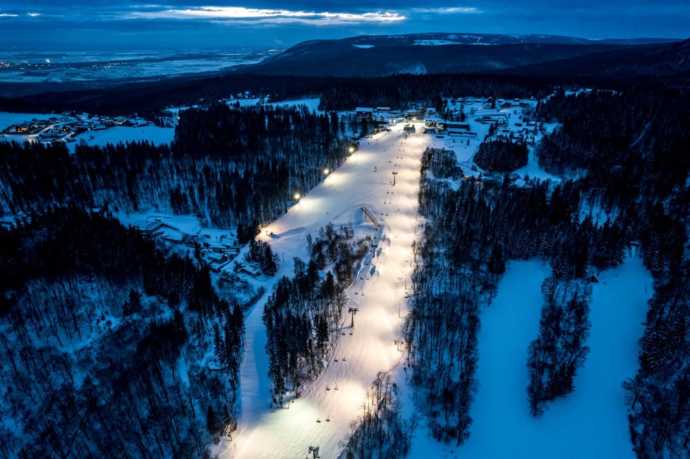 Lyžaři využívají možnost nočního lyžování v areálu na Klínech. (16. 1. 2023)