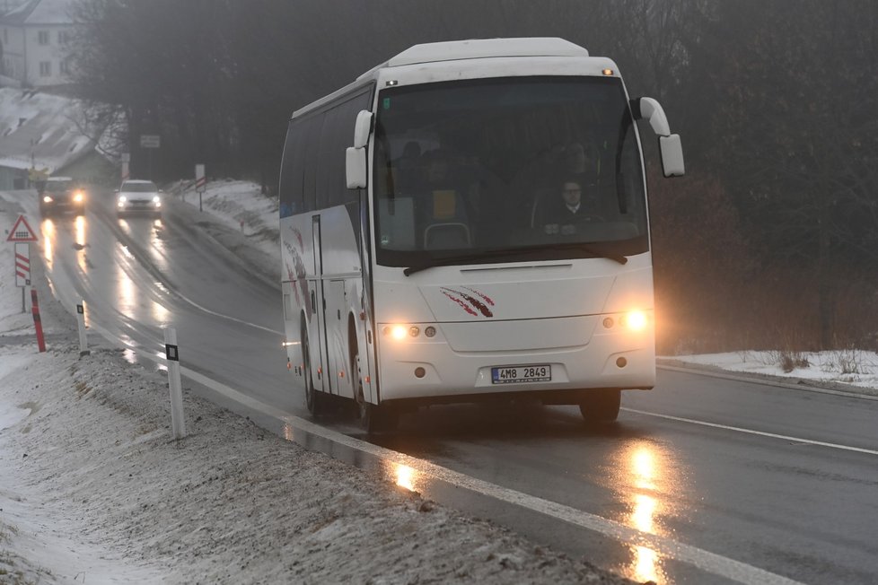 Sypač na silnici na Olomoucku (18. 1. 2023)