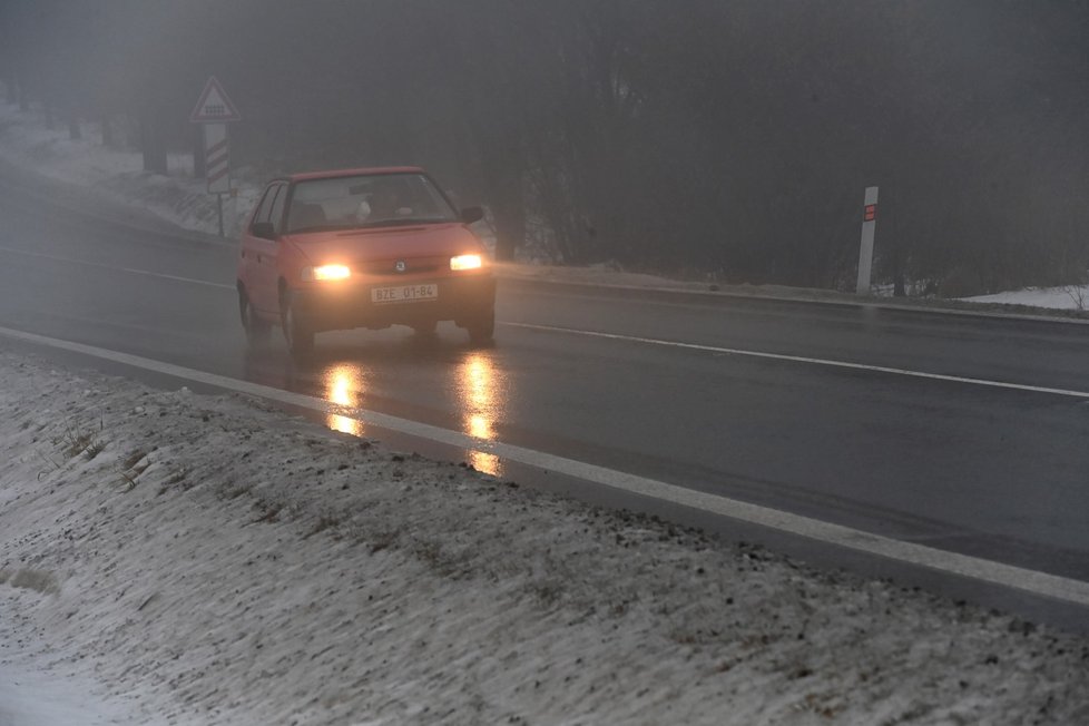 Sypač na silnici na Olomoucku. (18. 1. 2023)