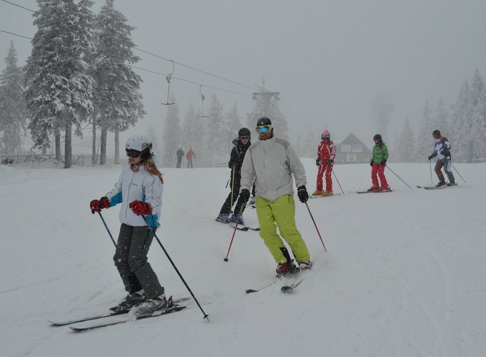 První lyžařský víkend na Černé Hoře přilákal stovky lyžařů