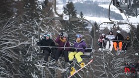 Další porucha lanovky: Na Monínci zůstalo viset 100 lyžařů, oprava trvala přes hodinu