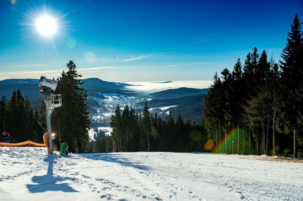 Zájem lyžařů o návštěvu některého z horských středisek v Česku o víkendu negativně poznamenalo počasí.
