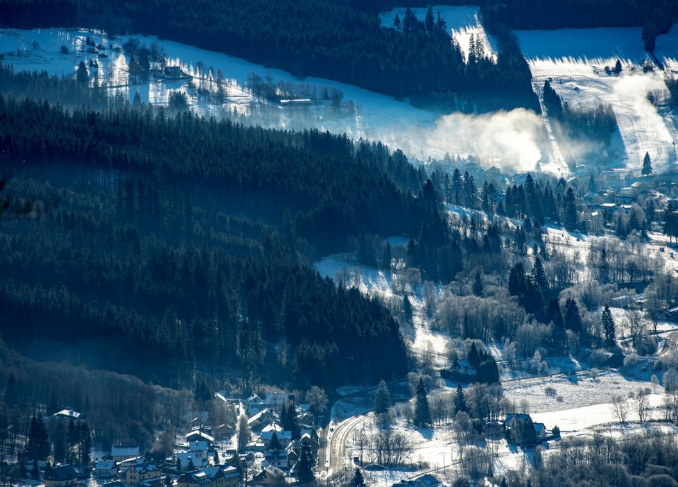Zájem lyžařů o návštěvu některého z horských středisek v Česku o víkendu negativně poznamenalo počasí.