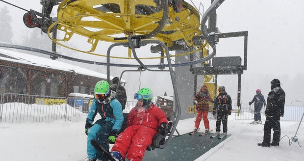 Husté sněžení potěšilo lyžaře ve Skiareálu Myšák v Malé Morávce v Jeseníkách. V nejvyšších částech pohoří leží nyní přes metr sněhu.