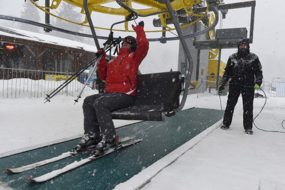 Husté sněžení potěšilo lyžaře ve Ski areálu Myšák v Malé Morávce v Jeseníkách. V nejvyšších částech pohoří leží nyní přes metr sněhu