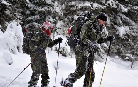 Účastníci nejtěžšího armádního závodu u nás musí na lyžích během dvou dní zdolat 50 km.