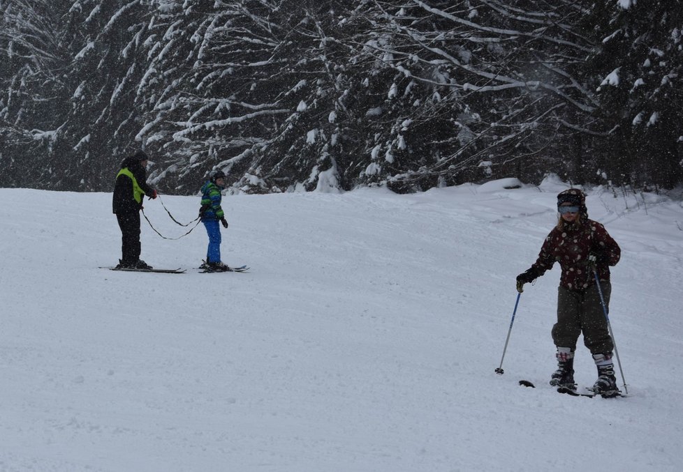 Na Šumavu vyrazili první lyžaři.