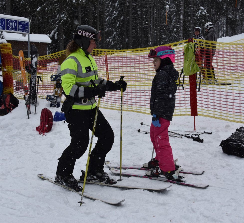 Policistka Petra Vychodilová s Klárkou Novotnou (8).