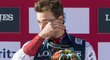 Dojatý švýcarský sjezdař Luca Aerni na stupních vítězů