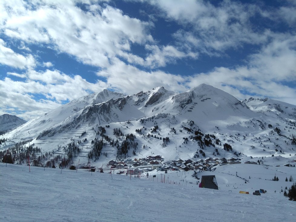 Městečko Obertauern je obklíčeno sjezdovkami.