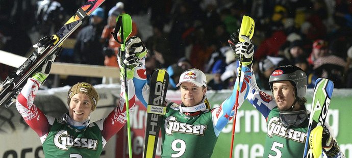 Tři nejlepší ze superkombinace. Ondřej Bank (vpravo) po boku prvního Francouze Alexise Pinturaulta (uprostřed) a stříbrného Rakušana Marcela Hirschera.