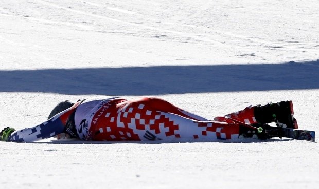 Ondřej Bank na zemi v cíli po drsném pádu