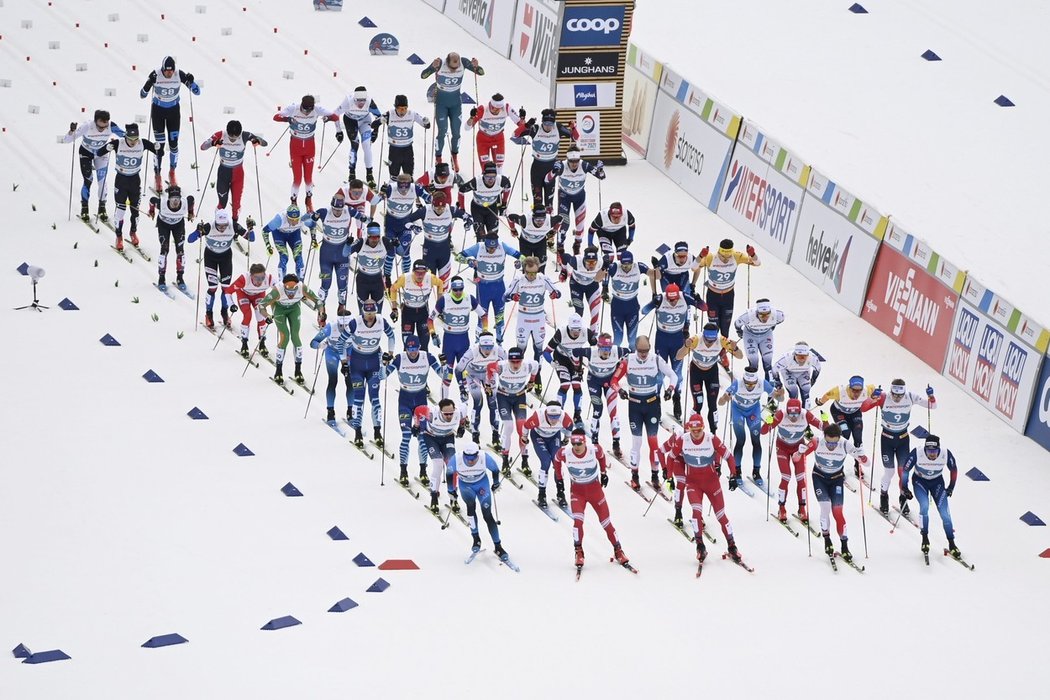 Start závodů běžců na lyžích na 50 kilometrů v německém Oberstdorfu
