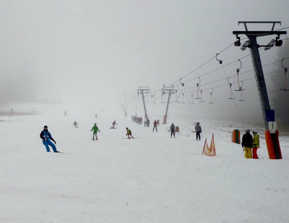 Sobotní slunečné počasí přilákalo do hor tisíce lyžařů. V mnoha skiareálech se o víkendu lyžovalo naposledy, od pondělí budou v provozu už jen hlavní či výše položená střediska, některá přešla na takzvaný víkendový provoz. (ilustrační foto)