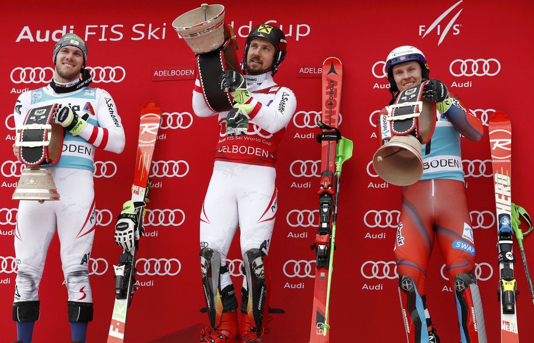 Na stupních vítězů rozdává Henrik Kristoffersen úsměvy, v cíli ale nepřijímá porážky od Marcela Hirschera snadno