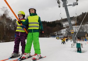 Ve Ski areálu v Hodoníně u Kunštátu bylo od pátečního rána plno. Nechyběli ani školáci z Křtin, kteří se učili lyžařskou abecedu. Rušno je i v dalších třech areálech na jižní Moravě,