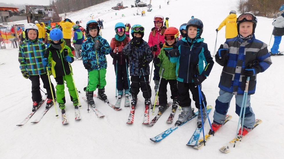 Ve Ski areálu v Hodoníně u Kunštátu bylo od pátečního rána plno. Nechyběli ani školáci z Křtin, kteří se učili lyžařskou abecedu. Rušno je i v dalších třech areálech na jižní Moravě,