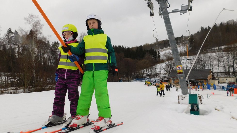 Ve Ski areálu v Hodoníně u Kunštátu bylo od pátečního rána plno. Nechyběli ani školáci z Křtin, kteří se učili lyžařskou abecedu. Rušno je i v dalších třech areálech na jižní Moravě,