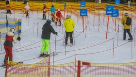 Řada skiareálů v ČR otevřela: Jak jsou na tom se sněhem, kolik zaplatíte za skipasy