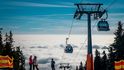 ideál. Na horách panují patrně nejlepší podmínky za posledních pět let, shodují se provozovatelé lyžařských areálů. To se také odráží na návštěvnosti. V lednu se přiblížila k těm nejúspěšnějším sezonám