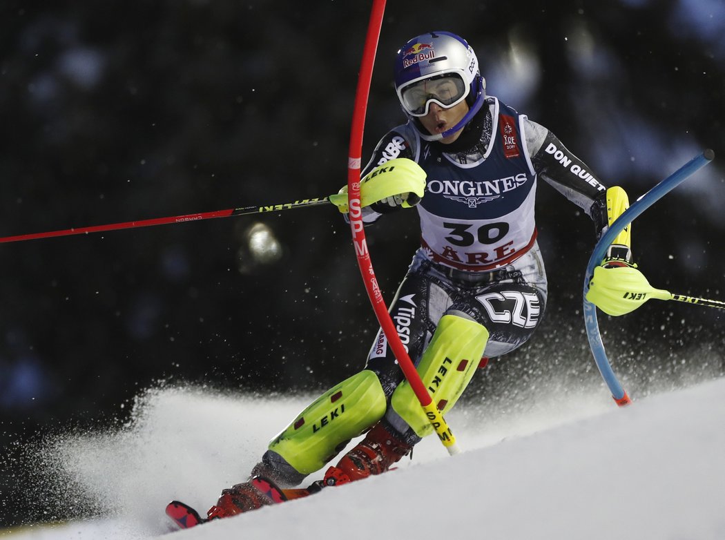 Ester Ledecká na trati při slalomu v rámci kombinace na MS v Aare