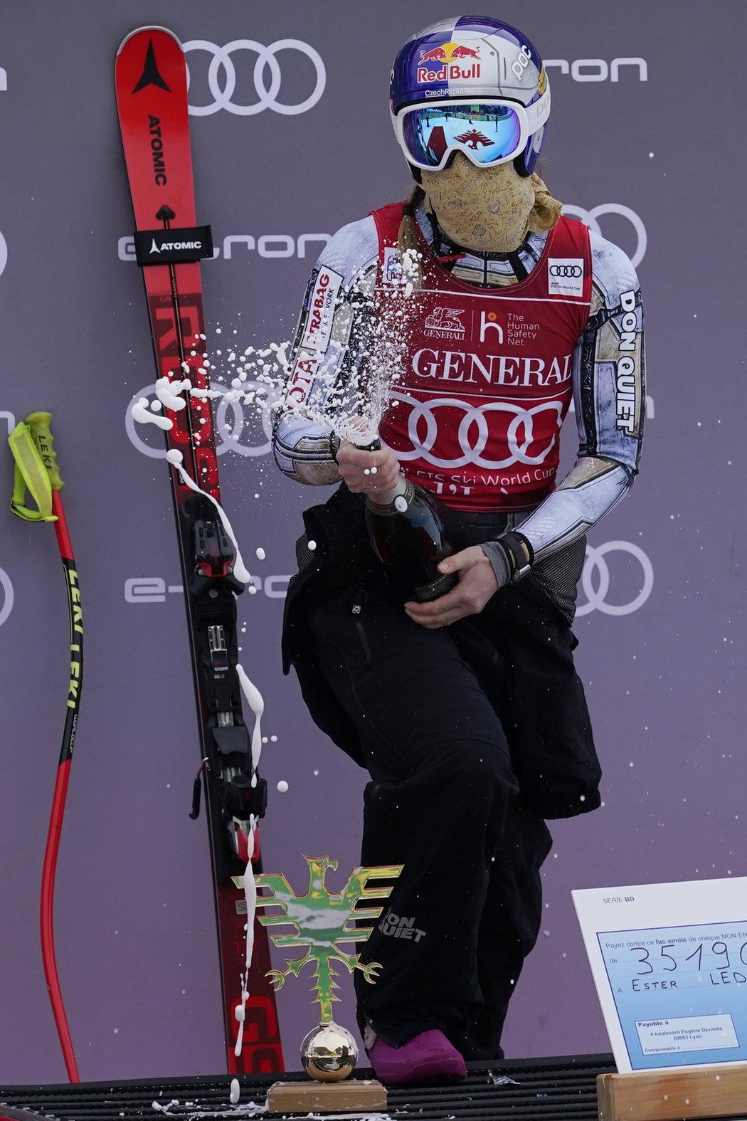 Ester Ledecká poprvé vyhrála superobří slalom ve Světovém poháru. Takhle slavila ve francouzském Val d&#39;Isere.