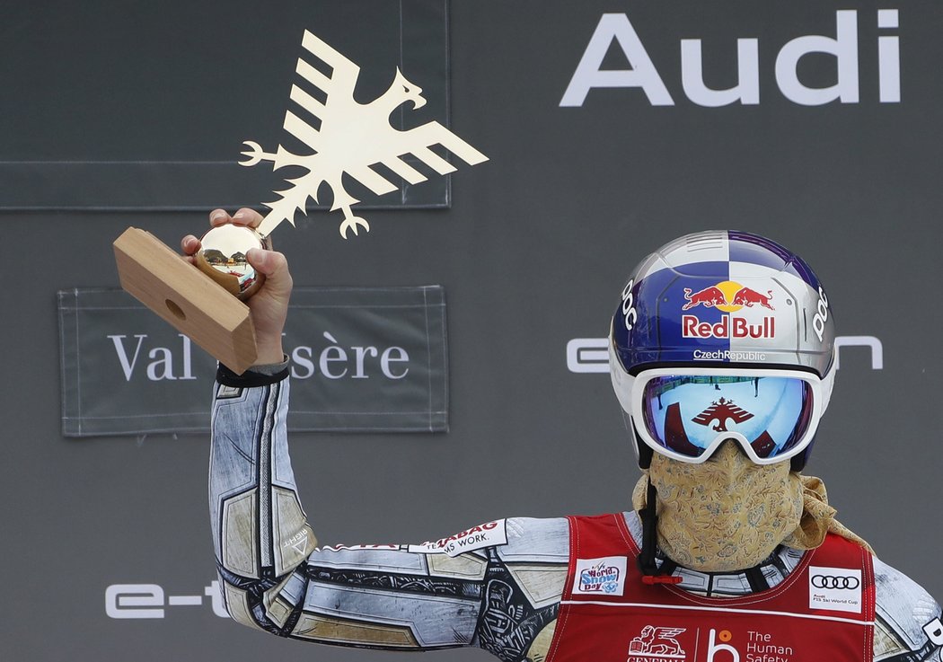 Ester Ledecká s trofejí pro vítězku superobřího slalomu ve francouzském Val d&#39;Isere