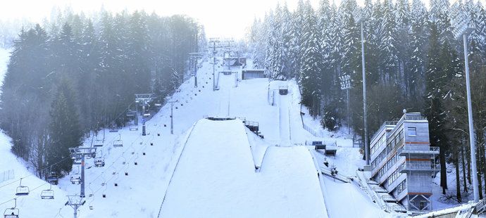 Při opravě ještědských můstků na MS 2009 došlo k nedodržení dotačních podmínek. Pykat za to má liberecká radnice. Areál se v zimě kvůli vysokým nákladům nepoužívá.