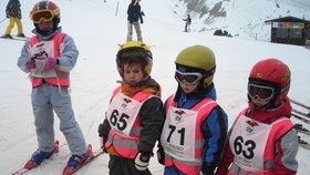 Nemusíte se bát jazykové bariéry. V téhle rakouské lyžařské školičce v Zllertalu vyučují čeští instruktoři a o děti se postarají denně 4 hodiny včetně oběda