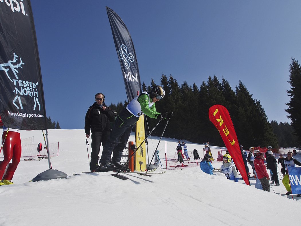 Novinářský závod ve sjezdovém lyžování si vyzkoušel i skokan na lyžích Jan Matura