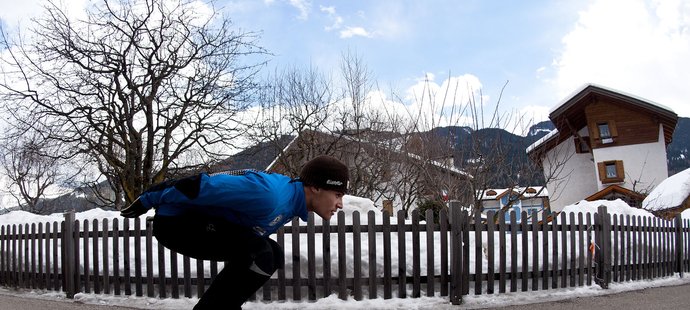 Sdruženář Miroslav Dvořák se chystá na skokanskou část svého závodu i na silnici