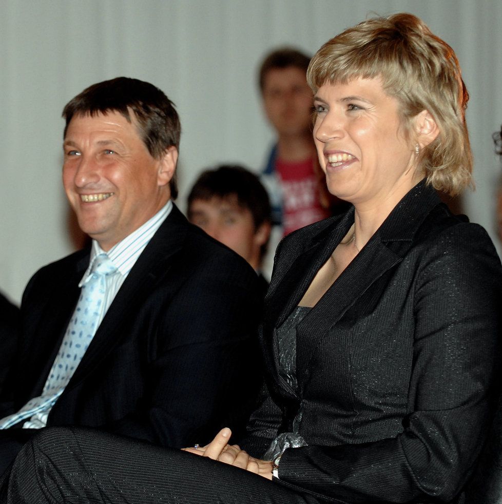 Kateřina Neumannová se svým tehdejším partnerem a manažerem Josefem Jindrou v roce 2006 na vyhlášení ankety Král bílé stopy