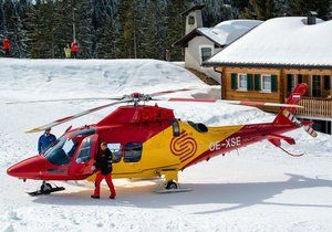 Nehoda na lyžích, zvláště převoz vrtulníkem, vás může přijít draho. (Ilustrační foto)
