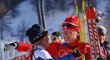 Kateřina Neumannová se v cíli olympijského závodu v Turíně objímá Kristinu Šmigunovou-Vähiovou